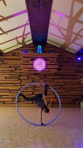 Erol Efendioglu on Instagram: "Cyr wheel + vibey lights 🫠 #cyrwheel #cyrwheeleveryday #cyrwheelartist #cyrwheel_rouecyr #rouecyr #circus #circuseverydamnday #circusinternational #circusarts #circustraining #practicemakesprogress #movementismedicine #flowtoys"