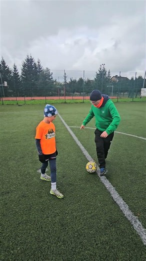 Co sądzicie? Kolejny fajny trik z piłką i...okno #football #drybling #footballskills