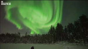 In het hoge noorden is rond deze tijd van het jaar weer het noorderlicht of poollicht volop te bewonderen, zoals hier in Finland waar gekleurde lichtsluiers aan de hemel op en neer lijken te bewegen. | VRT NWS