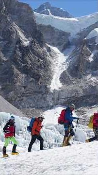 The day 274 people broke the record at the summit of Everest