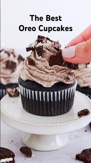 The BEST Oreo cupcakes with cookies & cream frosting #oreo #cupcakes #baking