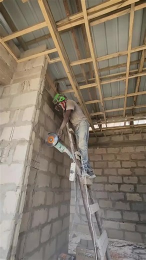 Hii ni Contemporary house. Moja ya nyumba yenye design inayotesa mafundi wengi wa umeme Kwa sababu ya kupendelea kurahisisha gharama. Tumemaliza PHASE - I na sasa tunaendelea na PHASE -II ili mteja aendelee na Ujenzi wake. Awamu hii ndio inayoandaa miundombinu muhimu ya umeme kwa ajili ya matumizi ya vyombo na mifumo mbalimbali kama vile:- ✅Outdoor and indoor Lighting system ✅Air conditioning system ✅Heating system ✅Power circuits ✅Electric cooker control Sisi ni DARWAT ELECTRICS. Timu ya ufundi