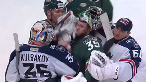 À VOIR: deux gardiens en viennent aux mains après un match dans la KHL