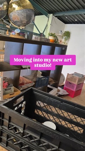 I'm almost finsihed moving all my stuff into ny new studio! This week I moved the first storage racks and finally got to clear out most of the boxes on the floor. I've made some coasters, packed orders and started on a new project so I'm already back at work while I'm moving my last things, I hope to finish moving this weekend. Then I can fully settle in and prepare for my Christmas markets already😊🪩 I'm also in the lookout for a big table I can use for workshops, so I'll be hunting for furnit