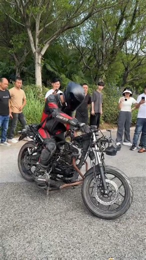😱😢🥹Everyone was making fun of the bike rider's poverty.