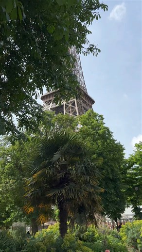 65K views · 2K reactions |  Un petit havre de paix riche en verdure et en vie : voilà ce que sont les jardins de la tour Eiffel ! 閭  Green, peaceful, and full of life, don’t miss a stroll in the Eiffel Tower gardens!閭 | Tour Eiffel | Facebook