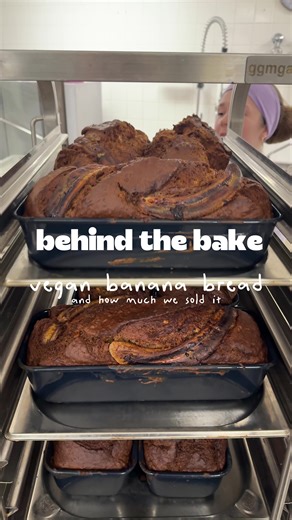 Baking of our banana bread 🍌 und wieviel wir davon 2025 verkauft haben 😮😊 18.453 verkaufte Stücke in 2025, das sind 1.845 ganze gebackene Banana Breads 🍌😎 Die Zahlen sind summiert aus unseren 3 Locations, Caterings und unseren Lieferdiensten Uber Eats und Wolt 📊 :) #sunnysideup #frankfurt #bananabread