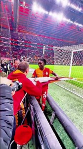 Renato Nhaga Tribünden Aldığı Bayrağı Sallıyor #galatasaray #RenatoNhaga