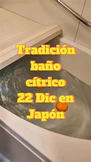Sara no Monogatari | Guía en Japón & Cultura on Instagram: "🍊 El baño de yuzu y otras tradiciones del 22 de diciembre en Japón 🛁 En Japón, el 22 de diciembre coincide con el solsticio de invierno (冬至・とうじ / Tōji), el día con menos horas de luz del año. Y no pasa desapercibido. Ese día, muchas casas y onsen practican el yuzuyu (柚子湯): bañarse en agua caliente con yuzu flotando 🍊♨️ No es solo aroma: – Se cree que previene resfriados – Mejora la circulación – Relaja el cuerpo justo antes del invie