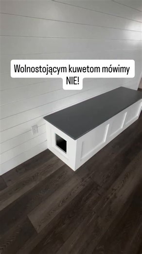 Marta Florczyk | Żona stolarza • Meble na wymiar • Porady on Instagram: "Kochamy nasze futrzaki, ale... plastikowa kuweta w eleganckim korytarzu czy łazience to rzadko ozdoba wnętrza. Ukrycie jej w zabudowie meblowej (np. pod siedziskiem, jak na tej inspiracji) to genialny sposób na odzyskanie estetyki i ukrycie... no cóż, mniej estetycznych spraw. ✨ Wygląda to świetnie, prawda? Ale... to rozwiązanie nie sprawdzi się u każdego. Zanim zamówisz u stolarza szafkę z "tajnym wejściem" dla pupila, spr