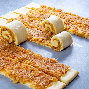 70K views · 694 reactions | 4 yumurta ve hamurdan yapılan tatlı. Bu tarifi herkes hazırlayabilir! Malzemeler: hamur için: un - 500 g maya - 15 g tereyağ - 80 g yumurta - 1 adet yumurta sarısı - 1 adet süt - 300 ml şeker - 100 g tuz - 5 g iç için: elma - 4 adet şeker - 150 g tarçın - 5 g yumurta akı - 1 adet süt - 5 ml 180°C ISITILMIŞ FIRINA/20 DAK | Lezzetli.TV | Facebook