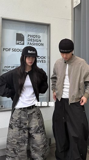 123K views · 31 reactions | BOXY短版設計的麂皮夾克來了✨ 完全不挑內搭，隨便穿都有高級感 繞脖的小高領設計，穿搭就贏在這個細節 【雙拉鏈 鈕扣造型 寬短 霧面麂皮外套】 Colors：黑 / 灰綠 / 橘 https://idealstudio.cc/CBYFI | Idealstudio | Facebook