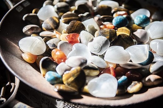 7 Sea Glass Spiritual Meanings: Green, Blue, Brown (Updated)