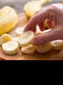 Bananas are one of the world’s most popular fruits - sweet, convenient, and full of essential nutrients like potassium, magnesium, vitamin B6, and fiber. They’re often considered a healthy breakfast choice or a quick energy boost. But what actually happens when you eat a banana on an empty stomach? 🍌 | Break