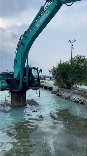 How Sheet Piles Are Driven Using a Vibratory Hammer | Construction Demo #civilengineering #piling