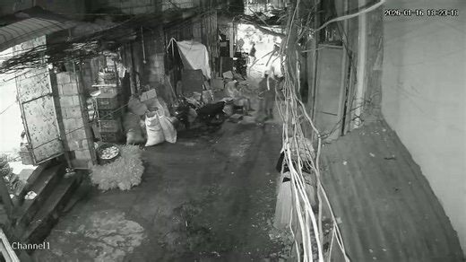 TINDERA MULA RIZAL, BINARIL HABANG NAKA-FB LIVE! SINO ANG SUSPEK AT ANO ANG KANYANG MOTIBO? Babala: Sensitibo ang video na inyong mapapanood. Sa isang Facebook livestream nitong January 16, ang isang tindera sa Rizal, biglang binaril sa…ulo! Isang krimen. Isang live. Tumbukin natin ang may sala… sa pinakamakapangyarihang ebidensya! Panoorin ang video. Para sa mga nais tumulong, maaaring magdeposito sa: BANK: LANDBANK ACCOUNT NAME: VIOLETA E. SAMILIN ACCOUNT NUMBER: 6496-0470-18 #KMJS | Kapuso Mo