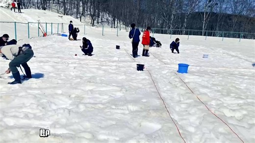 今天來介紹日本東北一個低調卻充滿魅力的地方 山形縣的「朝日町」：蘋果王國、空氣神社與浮島 朝日町位於山形的中央偏東，最上川從中心流過 日照充足以及純淨水源，被稱為「蘋果和葡萄酒之鄉」 朝日町蘋果甜度高、口感脆，風味絕佳，吃過令人難忘 除了蘋果跟葡萄酒，還有令人驚嘆的自然景觀與藝術空間 『空氣神社』是世界上唯一供奉空氣的神社，海拔約1200公尺 沒有宏偉的殿宇，只有一個由鏡面不鏽鋼打造的巨大祭壇 只有在每年六月的第一個星期日，神社才會在戶外舉行祭典 另外，位於朝日水庫的「浮島現象」便是每當水位變化時 湖面上會有一塊塊由草木組成的「浮島」隨波漂流 形成一幅獨特的移動風景畫，需要一點運氣才能觀賞到 壯麗的「朝日連峰」則是戶外愛好者的天堂 無論春天嫩綠、夏天翠綠、秋天楓紅，還是冬天銀白 四季都有不同的風情可以將朝日町的壯麗全景盡收眼底 規劃到朝日町的行程，可以搭配山寺、藏王溫泉...等景點 搭配在地的溫泉旅館來個一泊二食的深度東北之旅 最佳拜訪季節，我會推薦： 秋季（9月下旬～11月上旬）： 蘋果採摘季，楓葉也開始轉紅，是最熱鬧且色彩豐富的季節 夏季（6月～8月）： 空氣神社祭典（6月第一個週