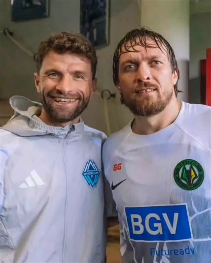🔥🔥 Two Undisputed World Champions ⚽️🥊 🥲🇩🇪 Over the last 3 months, Thomas Müller with Vancouver Whitecaps has lost only two matches: 🇦🇷 To Lionel Messi and his Inter Miami; 🇺🇦 To Oleksandr Usyk and his Polissya. 🤝 Class recognizes class! A world champion recognizes a world champion 🏆 📹: fcpolissya, whitecapsfc __________ 🔥🔥 Два абсолютні чемпіони світу ⚽️🥊 🥲🇩🇪 За останні 3 місяці Томас Мюллер з Ванкувер Вайткепс програв лише 2 матчі: 🇦🇷 Ліонелю Мессі і його Інтер Маямі; 🇺🇦 