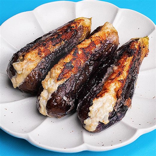 【なすに鶏むね挟んで焼いたらうますぎた件】これから旬♡なすのおいしい食べ方！ / Eggplant Hasamiyaki レシピはこちら！ https://www.buzzfeed.com/jp/redkikuchi/eggplant-hasamiyaki | Tasty Japan