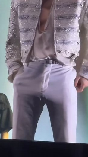 歐買 on Instagram: "那個是陰影還是😳 #凸 #hung #bulge #briefs #korean #man #🩲 #凸凸的 #trunks #koreanman #san #ateez"