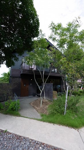 気に入ったらいいね&保存お願いします♪ 憧れのロッジ暮らし 2100万円の木の家 ・植栽を通り抜けていく玄関アプローチと木張りの外壁が自然の中にあるロッジのイメージを沸きたてる ・玄関に入ると時代を感じる古民家風のたたずまい ・リビングとダイニングをストリップ階段で分けることで、解放感を損なわずに落ち着いたリビング、食事や料理に集中できるダイニングキッチンを配置できる ・洗面室に入る建具は涼し気なアクセントカラーを施したこだわりポイント ・2階のセカンドリビングは東と南に窓を設けひだまりの癒し空間 ・なんといってもロフトの秘密基地感がロッジスタイルの魅力 窓から庭が一望でき、夜はここから星の観察も #ルームツアー #木の家 #家づくり #家づくりアイデア #ロッジ #ログハウス#ロフト