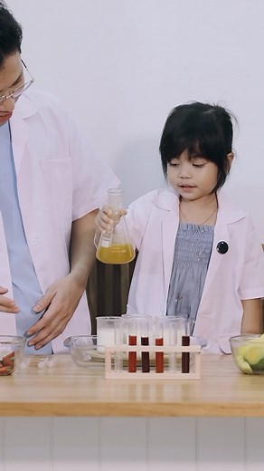 Alessia Lana Rinaldy | Panna Cotta by Scientist Gadungan 👩🏻‍🔬 Baru liat kan ada scientist negak aer dari tabung erlenmeyer dan minum susu dari gelas kimia?... | Instagram