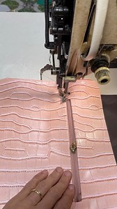 cách tôi dán và may dây khóa kéo túi thân sau túi xách màu hồng phấn #mayva #dantuimo #maytuixach #suhuong #videogoc | Văn Duẩn