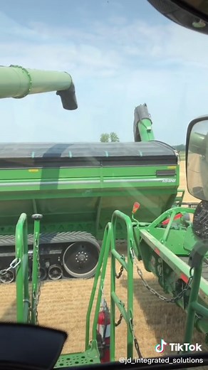 Machine sync grain cart automation Keep the cart perfect no matter change in speed @johndeere #fyp #WelcomeBack #fypシ #ChiliDogYumPlz