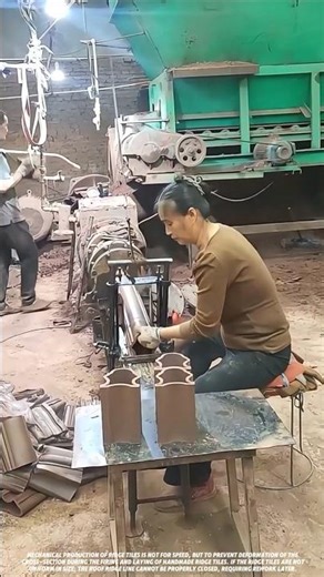 Ridge tile manufacturing using a one-step molding process.