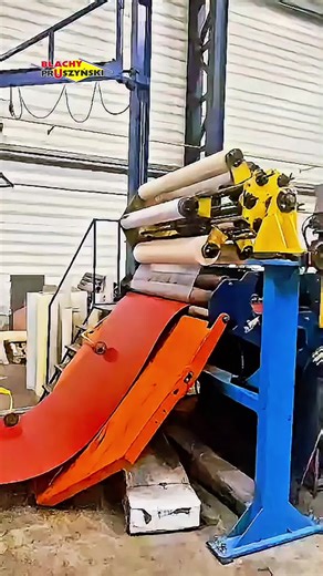 Segment maszyny do cięcia blachy na arkusze, który foliuje powierzchnię blachy. Różne folie do różnych powłok i do różnych zastosowań. #BlachyPruszynski #AkademiaRzemiosła #dekarze #szkolenia