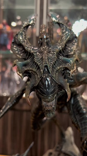 Realistic Alien King Maquette by Sideshow Collectibles