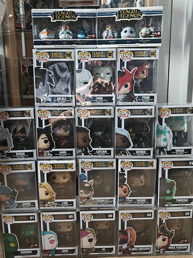 new pops👀 Almost the full league set, and rearranged my display cabinet🍀🙌🏼 #leagueoflegends #funko #dragonball #arcane #yugioh