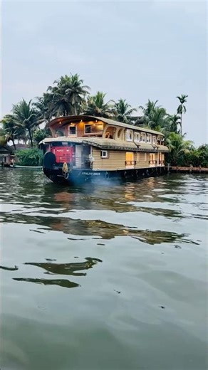 🌴 Alleppey (Alappuzha) – Venice of the East