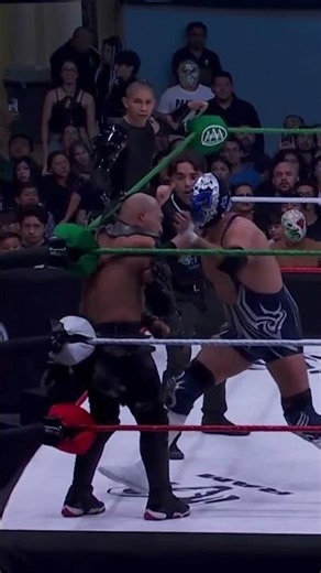 Wagner castigando a Vikingo, mientras la afición se hacía escuchar en toda la arena. 🔥