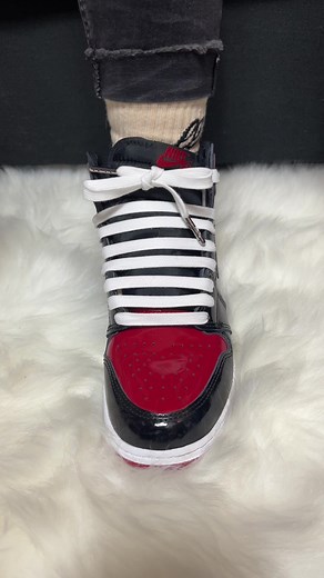 The best bar lacing method. 🧼 Sneaker: — Air Jordan 1 Retro High OG ‘Patent Bred’ Colorway: — BLACK/WHITE-VARSITY RED Lace-swap: — White Waxed shoelaces in 59” Lacing Technique: — Straight Bar lacing . . . . . #loopedlaces #getloopedin #laceswap