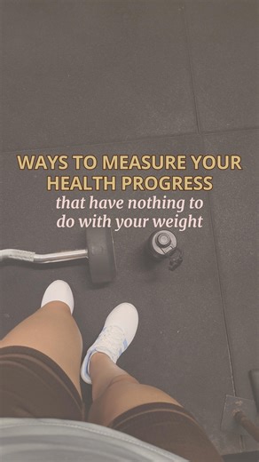 Alright, brace yourself for a hard truth - As a binge eater, weighing yourself MAY not be the best indicator that you’ve made progress 🫣 For one, so many things can impact your weight from week-to-week: 🕑 The time of day you weigh yourself 🩸 The time of month it is (ladies iykyk) 💥 Your stress levels 💧 How much water you’re retaining 💤 How much sleep you’ve gotten 🍔 When you last ate 🚽 When you last went to the bathroom On top of that, it’s all too common to let that number on the scale 