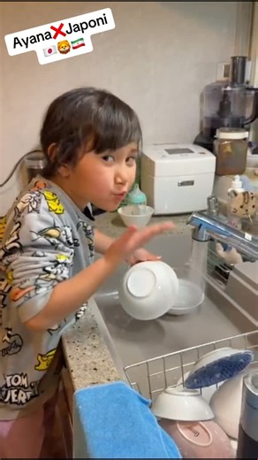 @ayana.japoni on Instagram‎: "دختر شش‌سالهٔ آریو خیلی بامزه، دوست‌داشتنی و مهربونه 🩷✨🥹🥹🥹 @ali.tokihasti #farsi #irani #persian #farsimeme #persiangirl"‎