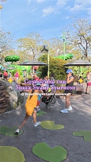 Conducting the Shrek Swamp Symphony at DreamWorks Land Universal! 🎶😂 | 슈렉 개구리 합창단과 연주 삼매경!