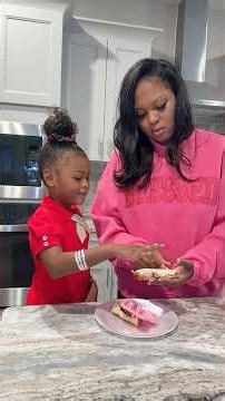 Making my daughter a hello kitty themed lunch for school 🥰
