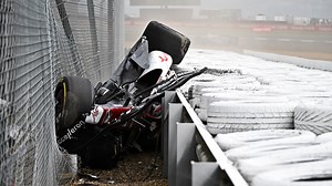 GP de Grande-Bretagne: l'effrayant crash de Zhou, dont la monoplace retournée s'est écrasée dans les grillages