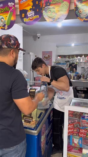 Al cliente lo que pida 😮‍💨 #helado #servicioalcliente #comedia #heladeria | Godie