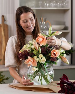 Vil du ha julefølelsen på 1–2–3? 🌿✨ Lag din egen julebukett med alt du elsker: amaryllis, grenroser, skimmia… Nå er det bare å slippe kreativiteten løs! 🤩 | Mester Grønn