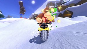Scheur door de sneeuw en voer stunts uit op weg naar de finish in DK's Skipark, dat naar set 4 van de Mario Kart 8 Deluxe – Circuit-uitbreidingspas komt. Kun jij de race op dit Mario Kart Wii-circuit winnen zonder in de afgrond te vallen? | Mario Kart