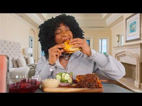 Eating Middle Eastern Meat Pies With Garlic Tahini Sauce & Blackberry Dumplings!