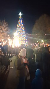 This was pretty cool (pun intended) I'm glad to have been there this year for Benton's Christmas Tree lighting 😁 but I can't feel my toes. | Aaron Bradshaw