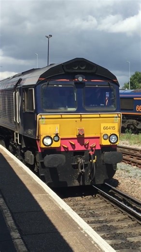 Class 66 thrash as tatty “banger blue” 415 struggles to restart from Eastleigh