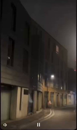 🚨🎇 Arsenal fans set off fireworks next to the Atlético Madrid team hotel around 1:30 a.m. Players and staff were disturbed. 😴🧨