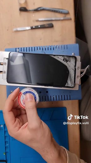 Display kaputt? 😳 Muss nicht komplett getauscht werden!“ Hier repariere ich ein Samsung S20 FE, nur das Frontglas wird gewechselt – 💰 viel günstiger als ein kompletter Displaytausch 📱 Original OLED bleibt erhalten 🔧 Gerät bleibt geschlossen Kein Billig-Display. Kein Qualitätsverlust. Nur saubere Profi-Arbeit. 📍 Reparaturservice in Deutschland #s20fe #samsungreparatur #glaswechsel #handyreparatur #displayfixvulli
