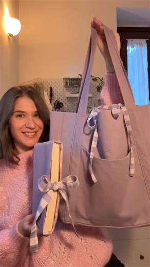 Laura Atelier on Instagram: "Tutorial exprés!! 🌸 Hoy os enseño a coser estas fundas para libros que me parecen divinas y súper útiles 🩵 y qué me decís de lo bien que combina con el bolso Alba 🥹 Además de que es un regalazo para vuestra amiga lectora 📖🤓💕 o para hacer unas cuantas y tenerlas preparadas para regalos de última hora 🕞💨 Es un proyecto súper apto para principiantes y mega rápido de hacer, y encima no necesitamos casi nada de material 🪡 Espero que os guste y no olvidéis dejar v