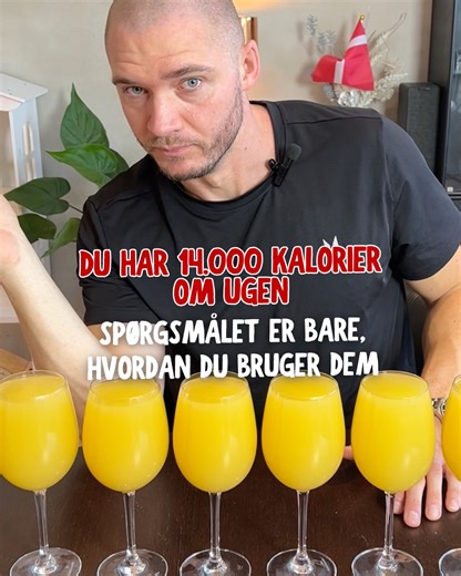 💡 Du har ca. 14.000 kalorier om ugen – altså omkring 2.000 om dagen. Vil du gerne tabe dig, handler det ikke om at droppe maden en hel dag eller faste dig til underskud. Det handler om at fordele dine kalorier smart 🧠 👉 Spis evt lidt mindre i hverdagen 👉 Nyd lidt mere i weekenden Lidt ligesom med økonomi: du sparer op i løbet af ugen, så du har råd til hyggen, når det gælder 🍷🥞 På den måde bliver vægttabet ikke en straf – men et system, du faktisk kan leve med. For et bæredygtigt vægttab h